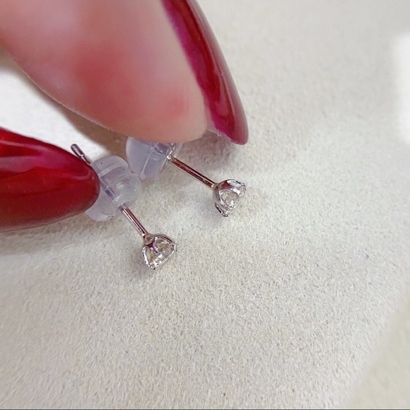 Diamond ear studs - Picture 2 of 3